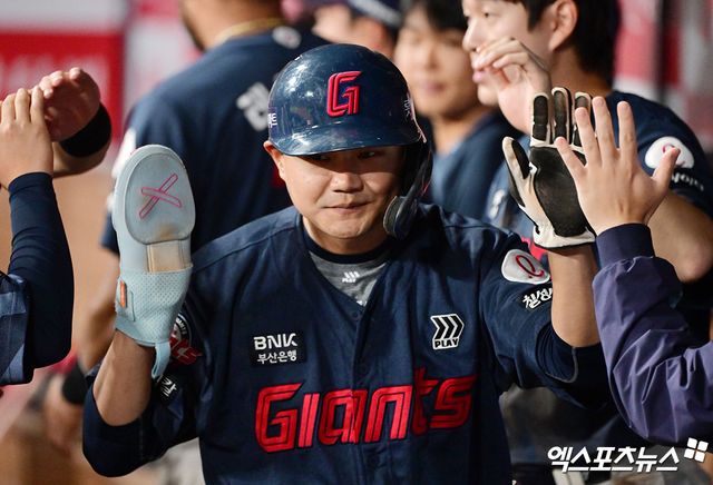 지난 30일 오후 서울 구로구 고척스카이돔에서 열린 '2025 신한 SOL Bank KBO리그' 롯데 자이언츠와 키움 히어로즈의 경기, 4회초 2사 1,3루 롯데 손호영이 이호준의 1타점 2루타때 득점에 성공한 후 더그아웃에서 하이파이브를 하고 있다. 엑스포츠뉴스 DB