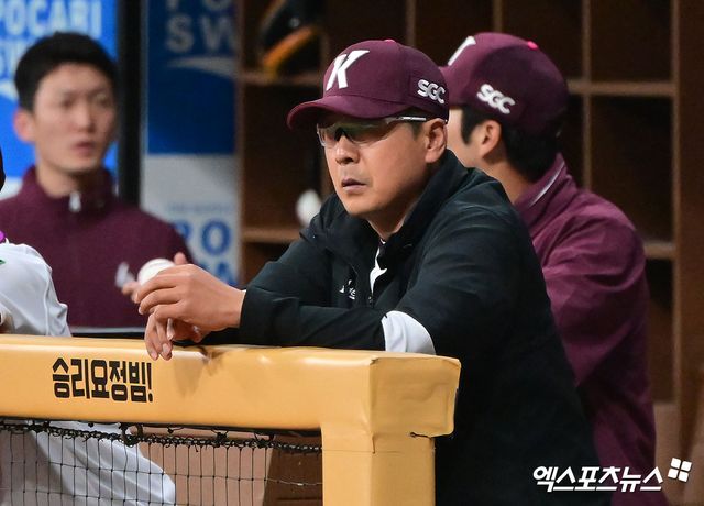 지난 1일 오후 서울 구로구 고척스카이돔에서 열린 '2025 신한 SOL Bank KBO리그' 롯데 자이언츠와 키움 히어로즈의 경기, 키움 홍원기 감독이 경기를 지켜보고 있다. 엑스포츠뉴스 DB