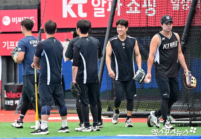 KT 위즈 선수들이 17일 수원 KT위즈파크에서 한화 이글스와 경기를 앞두고 그라운드로 나와 훈련하고 있다. 수원, 김한준 기자