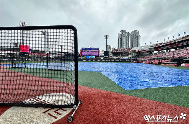 17일 KT 위즈와 한화 이글스의 맞대결이 예고된 수원 KT위즈파크. 악천후로 내야에 대형 방수포가 깔려 있다. 수원, 김한준 기자