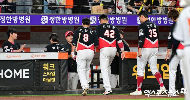 9일 오후 대전 한화생명 볼파크에서 열린 '2025 신한 SOL Bank KBO리그' KIA 타이거즈와 한화 이글스의 경기, 한화가 최재훈의 역전 스리런 홈런과 채은성의 쐐기타에 힘입어 KIA에 7:4로 승리했다. 경기종료 후 KIA 선수단이 그라운드를 빠져나가고 있다. 엑스포츠뉴스 DB