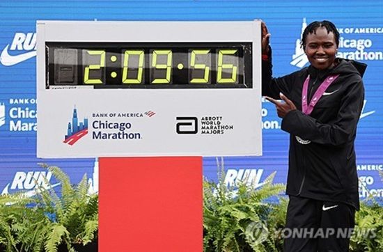 여자 마라톤 사상 처음으로 2시간10분 마의 벽을 깬 케냐 루스체픈게티가 금지약물 양성 반응으로 공식 징계를 받기 시작했다. 연합뉴스