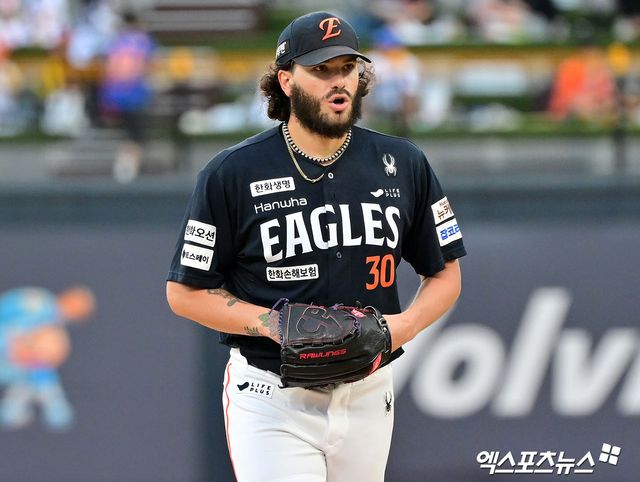 18일 오후 수원KT위즈파크에서 열린 '2025 신한 SOL Bank KBO리그' 한화 이글스와 KT 위즈의 경기, 1회말 한화 선발투수 폰세가 공을 힘차게 던지고 있다. 수원, 김한준 기자