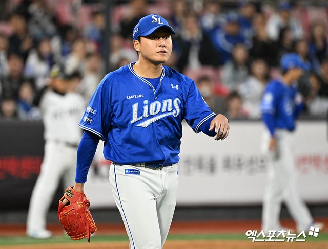 11일 오후 수원KT위즈파크에서 열린 '2025 신한 SOL Bank KBO리그' 삼성 라이온즈와 KT 위즈의 경기, 5회말 1사 1루 삼성 이승현이 KT 강백호의 1루 세이프 여부를 확인하고 있다. 엑스포츠뉴스 DB