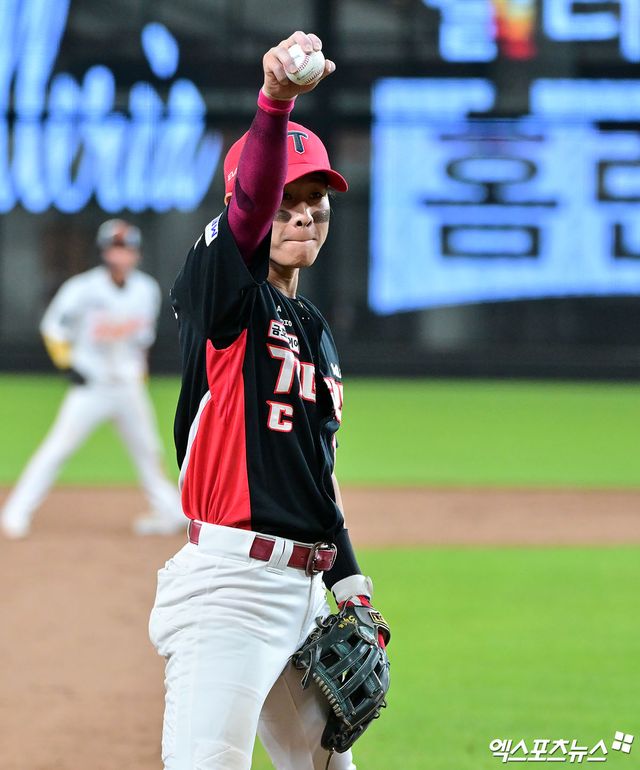 10일 오후 대전 한화생명 볼파크에서 열린 '2025 신한 SOL Bank KBO리그' KIA 타이거즈와 한화 이글스의 경기, 9회말 무사 1,2루 KIA 박찬호가 한화 하주석의 번트때 아웃을 확신하고 있다. 엑스포츠뉴스 DB