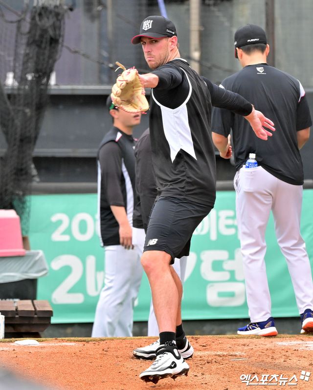 KT 위즈 새 외국인 투수 패트릭 머피가 17일 수원 KT위즈파크에서 훈련에 임하고 있다. 수원, 김한준 기자