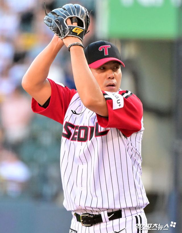 지난 6월 29일 오후 서울 송파구 잠실야구장에서 열린 '2025 신한 SOL Bank KBO리그' KIA 타이거즈와 LG 트윈스의 경기, 6회초 1사 3루 LG 김진성이 공을 힘차게 던지고 있다. 엑스포츠뉴스 DB