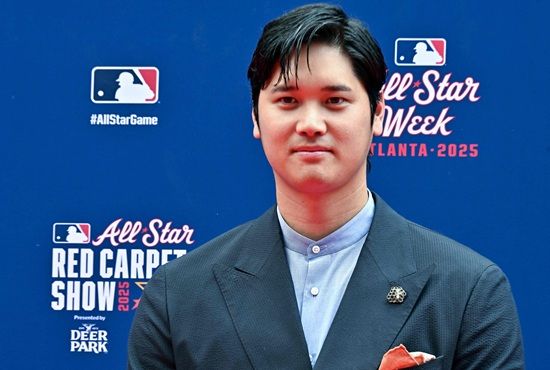 LA 다저스 이도류 슈퍼 스타 오타니 쇼헤이가 어린이들을 위해 반려견 데코이를 주제로 한 동화책을 발간할 예정이다. 연합뉴스