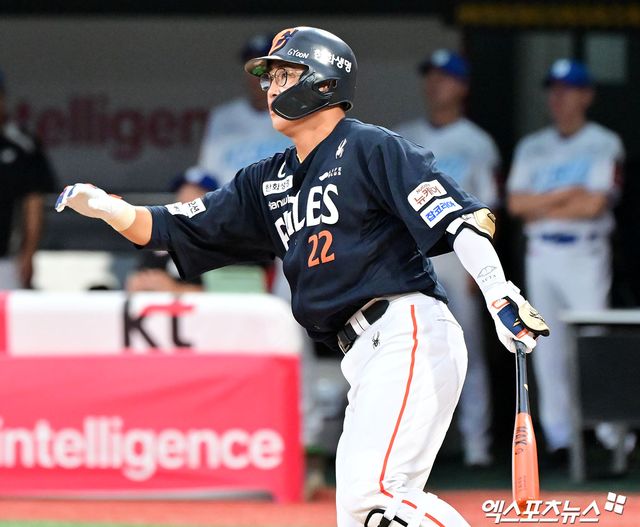 18일 오후 수원KT위즈파크에서 열린 '2025 신한 SOL Bank KBO리그' 한화 이글스와 KT 위즈의 경기, 3회초 2사 2루 한화 채은성이 1타점 적시타를 날리고 있다. 수원, 김한준 기자