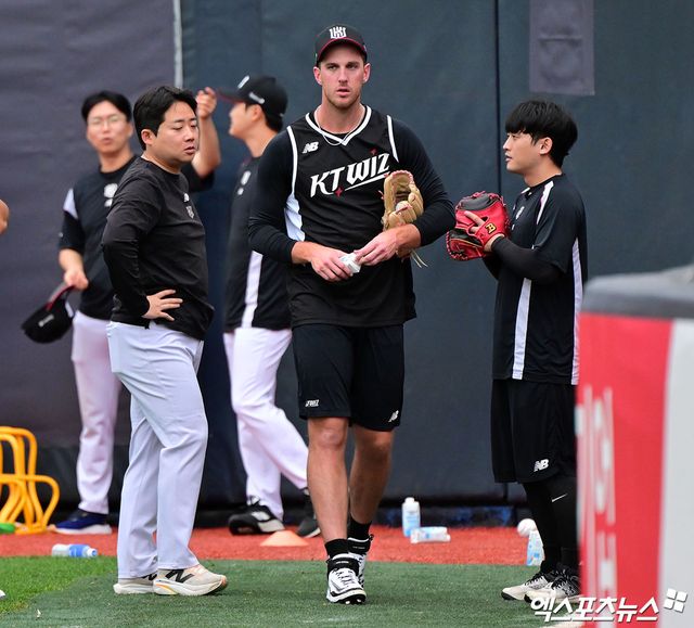 KT 위즈 새 외국인 투수 패트릭 머피가 17일 수원 KT위즈파크에서 훈련에 임하고 있다. 수원, 김한준 기자