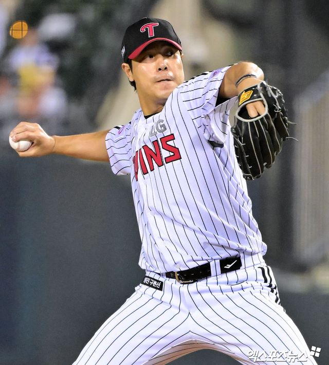 지난 5월 27일 오후 서울 송파구 잠실야구장에서 열린 '2025 신한 SOL Bank KBO리그' 한화 이글스와 LG 트윈스의 경기, 8회초 LG 김진성이 공을 힘차게 던지고 있다. 엑스포츠뉴스 DB