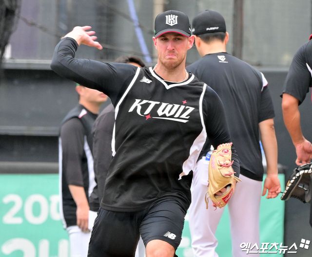 KT 위즈 새 외국인 투수 패트릭 머피가 17일 수원 KT위즈파크에서 훈련에 임하고 있다. 수원, 김한준 기자