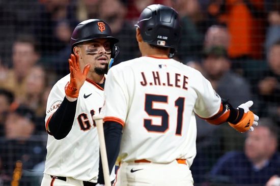 7월 10경기 타율 0.324로 기분 좋게 전반기를 마무리한 샌프란시스코 자이언츠 이정후는 9일(한국시간) 캐나다 온타리오주 토론토 로저스 센터에서 열리는 2025 메이저리그(MLB) 토론토 블루제이스와 원정경기에 6번타자 겸 중견수로 선발 출전한다. 연합뉴스