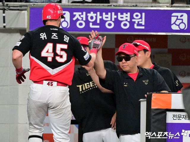 9일 오후 대전 한화생명 볼파크에서 열린 '2025 신한 SOL Bank KBO리그' KIA 타이거즈와 한화 이글스의 경기, 8회초 KIA 위즈덤이 솔로 홈런을 날린 후 이범호 감독과 하이파이브를 하고 있다. 엑스포츠뉴스 DB