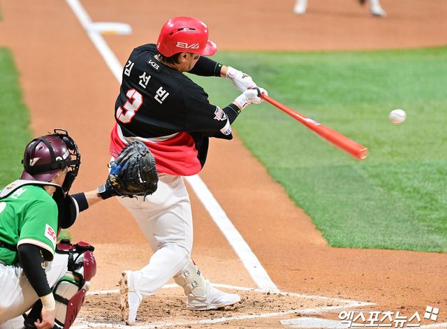 7일 오후 서울 구로구 고척스카이돔에서 열린 '2025 신한 SOL Bank KBO리그' KIA 타이거즈와 키움 히어로즈의 경기, 3회초 2사 KIA 김선빈이 타격을 하고 있다. 타구는 고척돔 천장을 맞고 떨어져 2루타로 인정되었다. 엑스포츠뉴스 DB