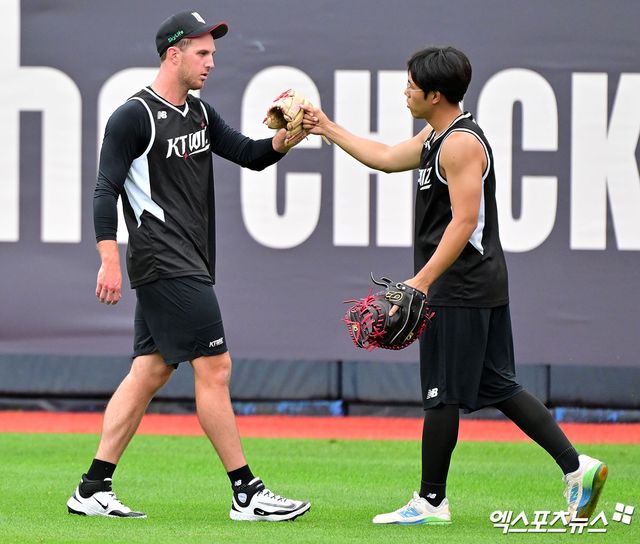 17일 오후 수원KT위즈파크에서 열리는 '2025 신한 SOL Bank KBO리그' 한화 이글스와 KT 위즈의 경기, KT 새 외국인투수 패트릭이 캐치볼을 하고 있다. 엑스포츠뉴스DB