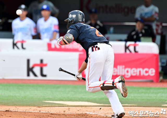 18일 오후 수원KT위즈파크에서 열린 '2025 신한 SOL Bank KBO리그' 한화 이글스와 KT 위즈의 경기, 2회초 1사 1,3루 한화 심우준이 스퀴즈 번트를 시도하고 있다. 수원, 김한준 기자
