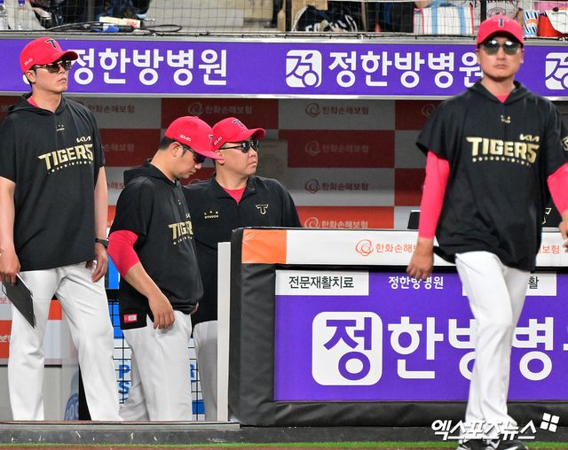 8일 오후 대전 한화생명 볼파크에서 열린 '2025 신한 SOL Bank KBO리그' KIA 타이거즈와 한화 이글스의 경기, KIA 이범호 감독이 경기를 지켜보고 있다. 엑스포츠뉴스 DB