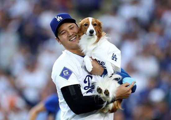 LA 다저스 이도류 슈퍼 스타 오타니 쇼헤이가 어린이들을 위해 반려견 데코이를 주제로 한 동화책을 발간할 예정이다. 연합뉴스
