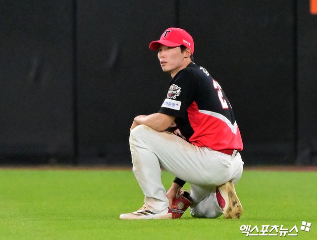 9일 오후 대전 한화생명 볼파크에서 열린 '2025 신한 SOL Bank KBO리그' KIA 타이거즈와 한화 이글스의 경기, 5회말 1사 1루 KIA 김호령이 한화 문현빈의 타석때 다이빙 캐치를 실패한 후 아쉬워하고 있다. 엑스포츠뉴스 DB