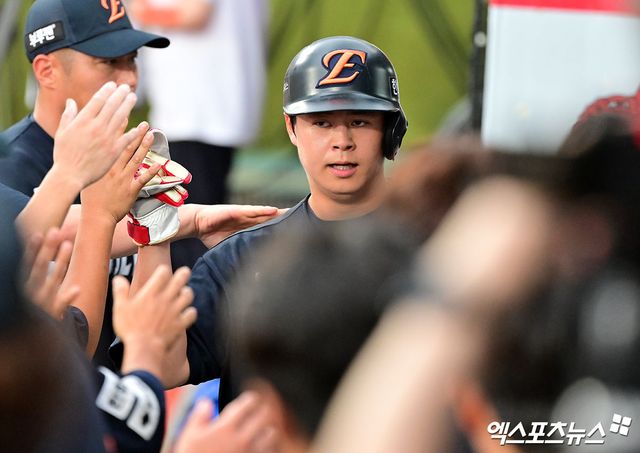 18일 오후 수원KT위즈파크에서 열린 '2025 신한 SOL Bank KBO리그' 한화 이글스와 KT 위즈의 경기, 3회초 2사 2루 한화 노시환이 채은성의 1타점 적시타때 득점에 성공하고 있다. 수원, 김한준 기자