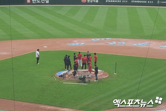 18일 인천 문학SSG랜더스필드에서 열릴 예정이었던 SSG 랜더스와 두산 베어스와의 맞대결이 그라운드 사정으로 연이틀 취소됐다. 인천, 김근한 기자