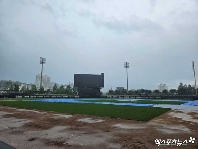 한국야구위원회(KBO)는 18일 광주-KIA챔피언스필드에서 열릴 예정이었던 2025 신한 SOL Bank KBO리그 정규시즌 NC와 KIA의 팀 간 8차전이 우천으로 취소됐다고 발표했다. 이틀 연속 취소다. 17일 오후 9시 기준 광주 대표지점에서 측정된 일 강수량은 411.9mm로 역대 7월 강수량 1일 최고를 찍었다. 비는 18일 오전 그쳤으나 오후 3시45분부터 다시 내리기 시작했다. 광주, 유준상 기자