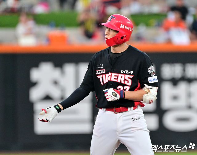 8일 오후 대전 한화생명 볼파크에서 열린 '2025 신한 SOL Bank KBO리그' KIA 타이거즈와 한화 이글스의 경기, 2회초 KIA 김호령이 2루타를 날린 후 기뻐하고 있다. 엑스포츠뉴스 DB