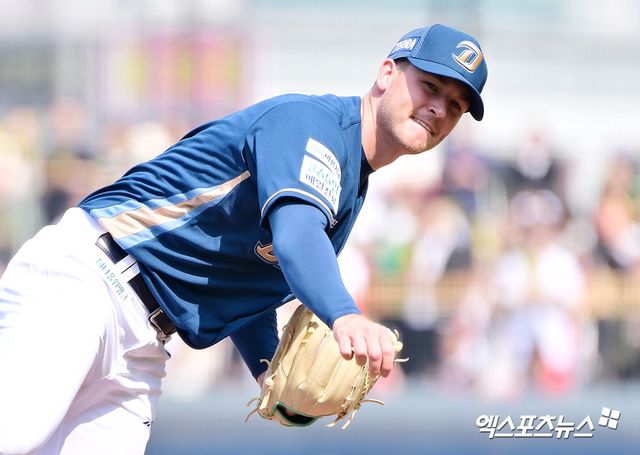 23일 오후 광주기아챔피언스필드에서 열린 '2025 신한 SOL Bank KBO리그' NC 다이노스와 KIA 타이거즈의 경기, 1회말 NC 선발투수 라일리가 공을 힘차게 던지고 있다. 엑스포츠뉴스 DB