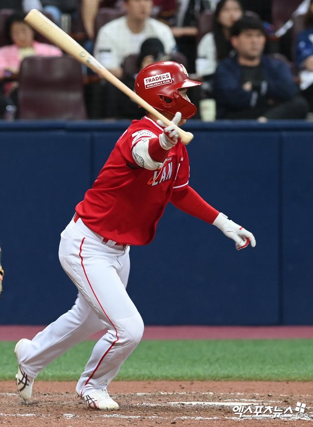 5일 오후 서울 구로구 고척스카이돔에서 열린 ’2023 신한은행 SOL KBO리그’ SSG 랜더스와 키움 히어로즈의 경기, SSG가 키움을 상대로 3:1 승리를 거뒀다. 9회초 1사 만루 SSG 최상민이 안타를 날리고 있다. 엑스포츠뉴스 DB