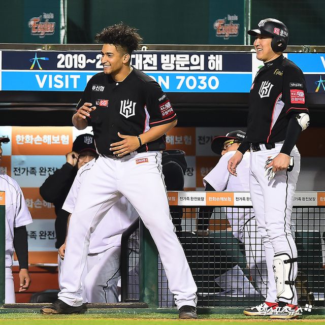 왼쪽부터 KT 위즈 윌리엄 쿠에바스, 유한준 현 KT 코치. 2019년 경기에서 함께 미소 짓고 있다. 엑스포츠뉴스 DB