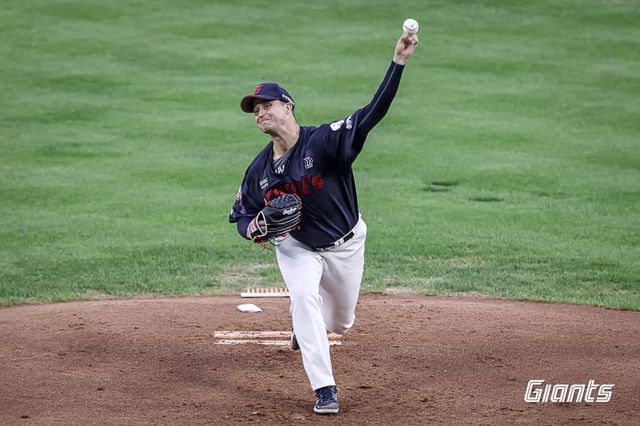 롯데 자이언츠 외국인 투수 터커 데이비슨이 19일 서울 잠실야구장에서 열린 2025 신한 SOL Bank KBO리그 LG 트윈스와의 팀 간 10차전에 선발등판, 5이닝 1실점으로 승리투수가 됐다. 사진 롯데 자이언츠