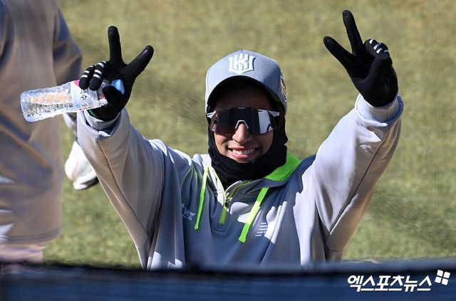 KT 위즈 윌리엄 쿠에바스가 2022년 스프링캠프에서 훈련을 앞두고 미소 짓고 있다. 엑스포츠뉴스 DB