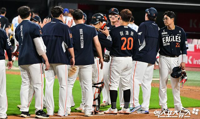 한화는 19일 수원 케이티위즈파크에서 열린 2025 신한 SOL Bank KBO리그 KT 위즈와의 원정경기에서 6-5 강우콜드 승리를 거뒀다. 노시환은 결승 홈런을 포함해 2타수 1안타 1볼넷 1타점 1득점을 기록했다. 채은성은 3타수 2안타 3타점 1득점, 하주석은 3타수 2안타 2타점으로 힘을 보탰다. 이날 한화와 정규 계약 체결을 발표한 루이스 리베라토는 3안타 2득점으로 자축했다. 엑스포츠뉴스DB