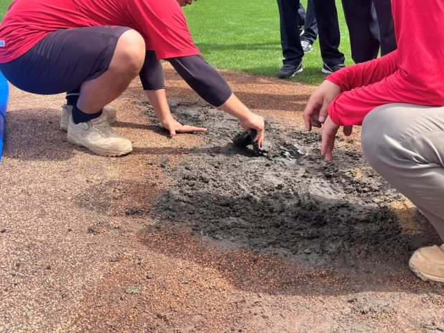 19일 오후 광주-KIA챔피언스필드에서 열릴 예정이었던 '2025 신한 SOL Bank KBO리그' NC 다이노스와 KIA 타이거즈의 경기가 그라운드 사정으로 취소됐다. 운동장 관계자들이 그라운드 상태를 점검하고 있다. KIA 타이거즈