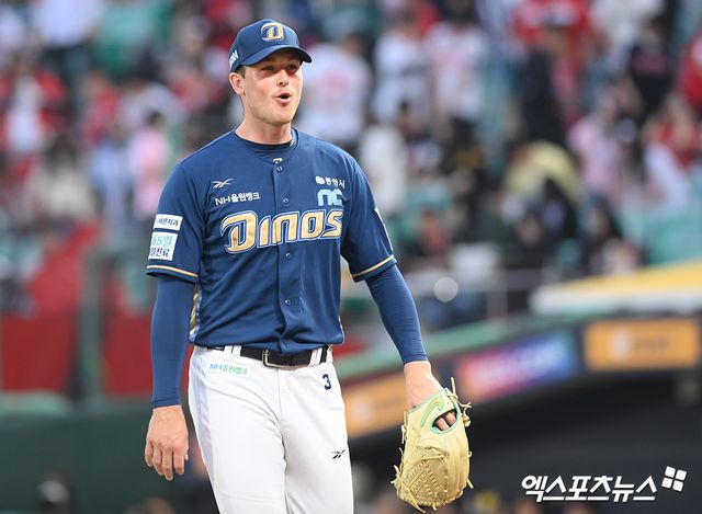 13일 오후 인천SSG랜더스필드에서 열린 '2025 신한 SOL Bank KBO리그' NC 다이노스와 SSG 랜더스의 경기, 4회말 NC 선발 라일리가 이닝을 마친 뒤 미소를 짓고 있다. 엑스포츠뉴스 DB