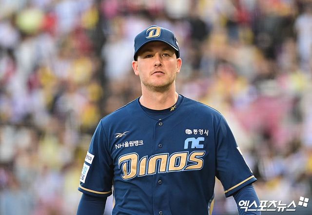 24일 오후 서울 송파구 잠실야구장에서 열린 '2025 신한 SOL Bank KBO리그' NC 다이노스와 LG 트윈스의 경기, 1회말 종료 후 NC 선발투수 라일리가 더그아웃으로 향하고 있다. 엑스포츠뉴스 DB