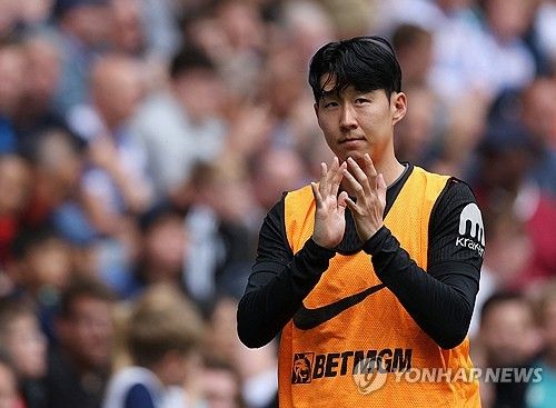 토트넘 홋스퍼의 주장 손흥민이 프리시즌 첫 경기를 소화했다. 아직 몸이 완전히 풀리지 않은 손흥민은 과거 설기현이 활약하기도 했던 잉글랜드 리그 원(3부리그) 소속 레딩을 상대로 후반전에 교체 투입돼 45분간 활약하며 팀의 2-0 승리에 힘을 보탰다. 손흥민은 공격포인트를 올리지 못했으나, 토트넘은 초신성 루카 부슈코비치의 활약을 앞세워 승리를 따냈다. 사진 연합뉴스