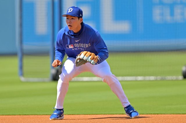 LA 다저스 김혜성이 19일 미국 캘리포니아주 로스앤젤레스의 다저스타디움에서 열린 2025 미국 메이저리그(MLB) 밀워키 브루어스와의 홈경기에 8번타자 겸 2루수로 선발 출전해 2타수 1안타를 기록했다. 8회말 2사에서 대타 에스테우리 루이즈와 교체되면서 더그아웃에서 9회를 지켜봤다. AFP 연합뉴스
