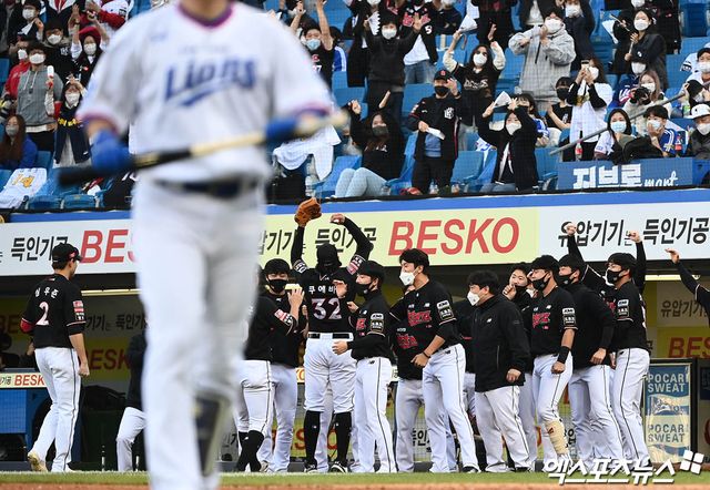 KT 위즈 윌리엄 쿠에바스가 2021년 정규시즌 1위 결정전에서 호투 후 더그아웃으로 와 포효하고 있다. 엑스포츠뉴스 DB