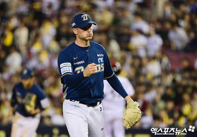 24일 오후 서울 송파구 잠실야구장에서 열린 '2025 신한 SOL Bank KBO리그' NC 다이노스와 LG 트윈스의 경기, 3회말 2사 1,2루 NC 선발투수 라일리가 LG 홍창기를 3루수 땅볼 아웃으로 돌려세우며 이닝을 종료시킨 뒤 기뻐하고 있다. 엑스포츠뉴스 DB