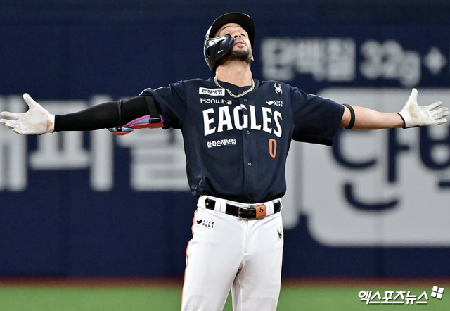 '한화의 러브레터' 루이스 리베라토가 지난 5주간 활약을 인정받아 정식 계약을 체결한다. 한화 구단은 대체 외국인 선수로 입단한 리베라토와 정식 계약을 체결했다고 19일 공식 발표했다. 잔여시즌 계약 규모는 총액 20만 5000달러(2억8567만원)다. 오른쪽 새끼손가락 견열골절로 외국인 재활선수 명단에 오른 에스테반 플로리얼의 대체 외국인 선수로 지난달 17일 한국땅을 밟은 리베라토는 전반기 15경기에 출전, 타율 0.387, 24안타, 2홈런, 13타점, 출루율 0.441, 장타율 0.565로 폭풍 같은 활약을 펼쳤다. 엑스포츠뉴스DB