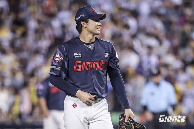 롯데 자이언츠 좌완 파이어볼러 홍민기가 19일 서울 잠실야구장에서 열린 2025 신한 SOL Bank KBO리그 LG 트윈스와의 팀 간 10차전에서 1.1이닝 무실점으로 홀드를 기록, 팀 승리에 힘을 보탰다. 사진 롯데 자이언츠