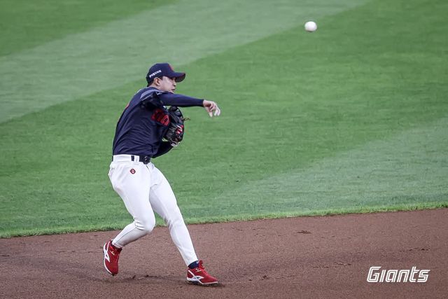 롯데 자이언츠 2년차 내야수 이호준이 19일 서울 잠실야구장에서 열린 2025 신한 SOL Bank KBO리그 LG 트윈스와의 팀 간 10차전에 9번타자 겸 유격수로 선발출전했다. 사진 롯데 자이언츠