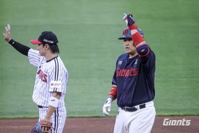 롯데 자이언츠 포수 유강남(오른쪽)이 19일 서울 잠실야구장에서 열린 2025 신한 SOL Bank KBO리그 LG 트윈스와의 팀 간 10차전에서 2안타 2타점을 기록, 팀 승리를 견인했다. 사진 롯데 자이언츠