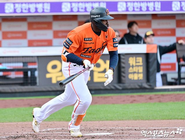 26일 오후 대전 한화생명 볼파크에서 열린 '2025 신한 SOL Bank KBO리그' KT 위즈와 한화 이글스의 경기, 3회말 1사 1,2루 한화 플로리얼이 1타점 적시타를 날리고 있다. 엑스포츠뉴스DB