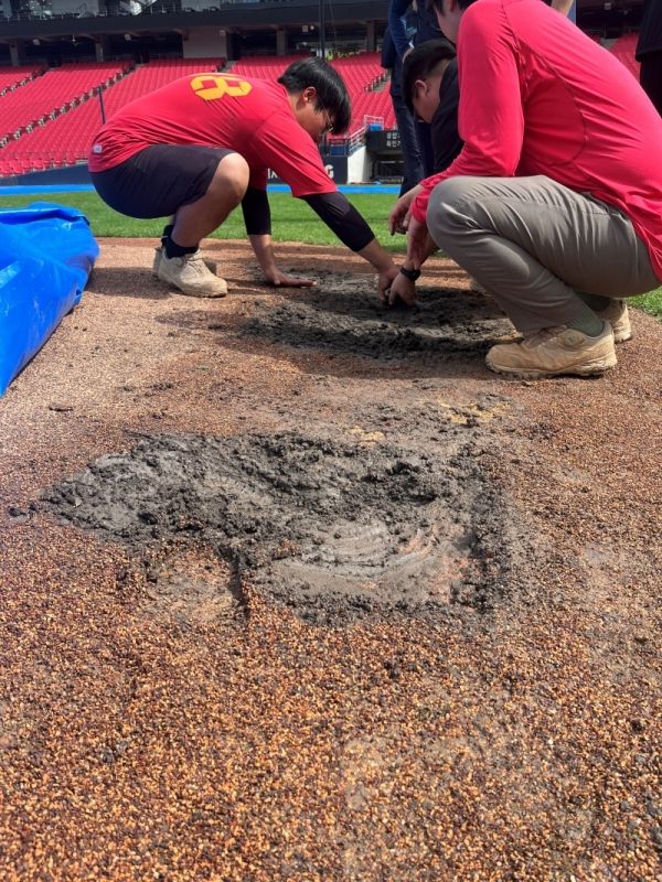 19일 오후 광주-KIA챔피언스필드에서 열릴 예정이었던 '2025 신한 SOL Bank KBO리그' NC 다이노스와 KIA 타이거즈의 경기가 그라운드 사정으로 취소됐다. 운동장 관계자들이 그라운드 상태를 점검하고 있다. KIA 타이거즈