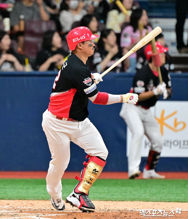 25일 오후 서울 구로구 고척스카이돔에서 열린 '2025 신한 SOL Bank KBO리그' KIA 타이거즈와 키움 히어로즈의 경기, 4회초 1사 3루 KIA 김태군이 1타점 희생플라이 타구를 날리고 있다. 엑스포츠뉴스 DB