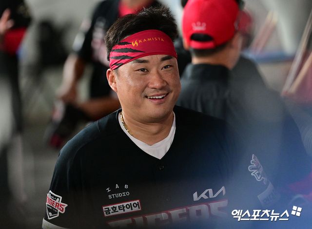 10일 오후 대전 한화생명 볼파크에서 열린 '2025 신한 SOL Bank KBO리그' KIA 타이거즈와 한화 이글스의 경기, 5회말 수비를 마친 KIA 김태군이 더그아웃을 빠져나가고 있다. 엑스포츠뉴스 DB