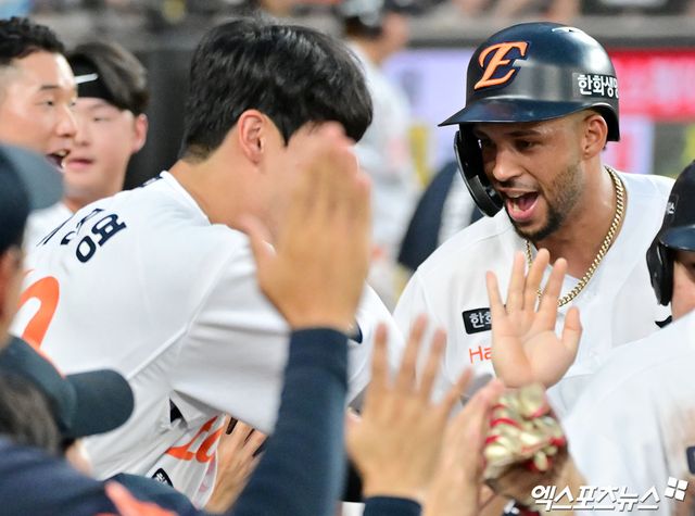 '한화의 러브레터' 루이스 리베라토가 지난 5주간 활약을 인정받아 정식 계약을 체결한다. 한화 구단은 대체 외국인 선수로 입단한 리베라토와 정식 계약을 체결했다고 19일 공식 발표했다. 잔여시즌 계약 규모는 총액 20만 5000달러(2억8567만원)다. 오른쪽 새끼손가락 견열골절로 외국인 재활선수 명단에 오른 에스테반 플로리얼의 대체 외국인 선수로 지난달 17일 한국땅을 밟은 리베라토는 전반기 15경기에 출전, 타율 0.387, 24안타, 2홈런, 13타점, 출루율 0.441, 장타율 0.565로 폭풍 같은 활약을 펼쳤다. 엑스포츠뉴스DB